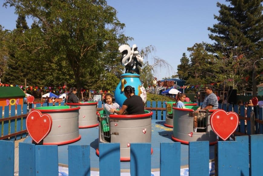 Families twirling around on Pepe Le Pew's Rafts of Romance spinning ride at Six Flags Discovery Kingdom.