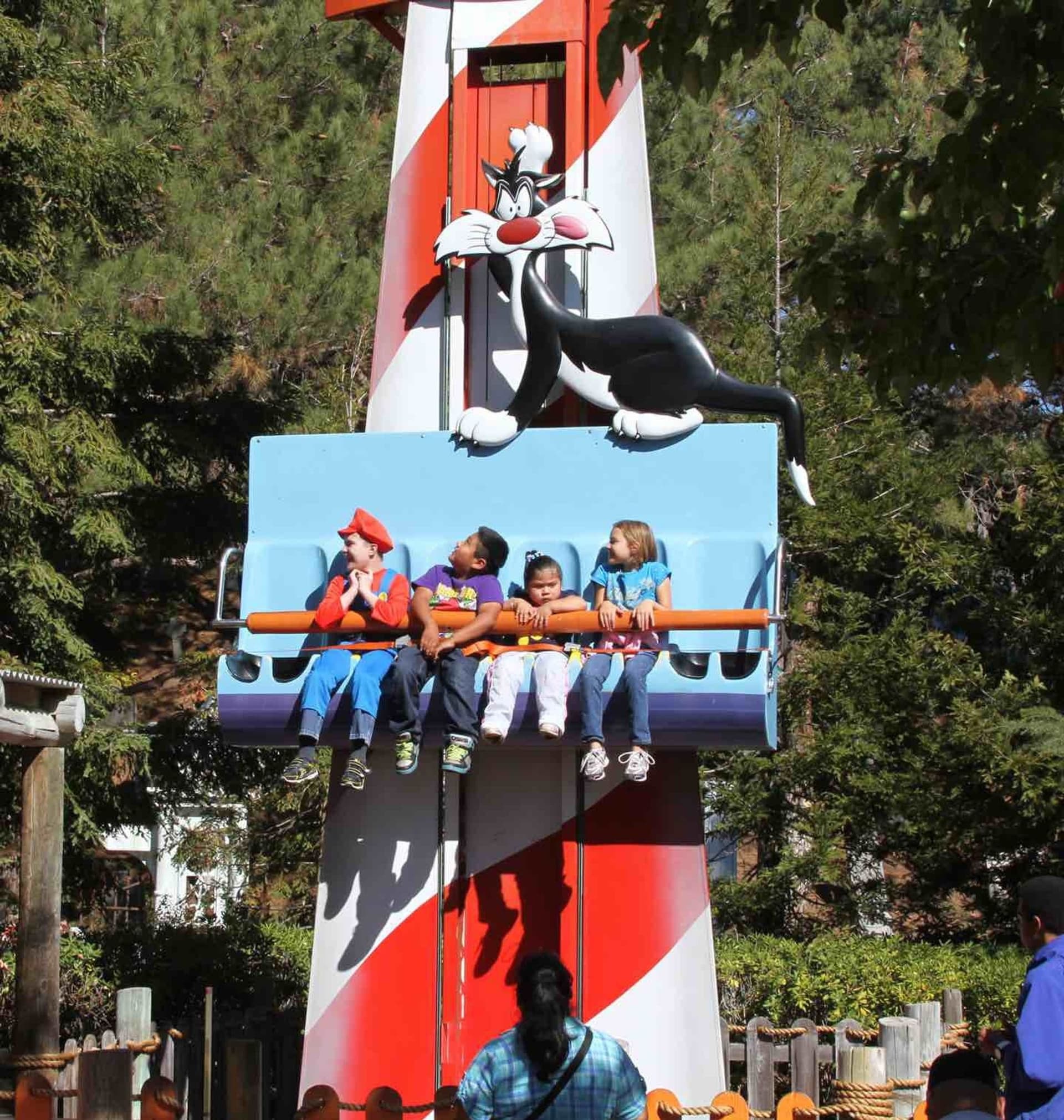 Kids riding Sylvester's Pounce & Bounce at Six Flags Discovery Kingdom, enjoying the playful up-and-down motion of the ride.