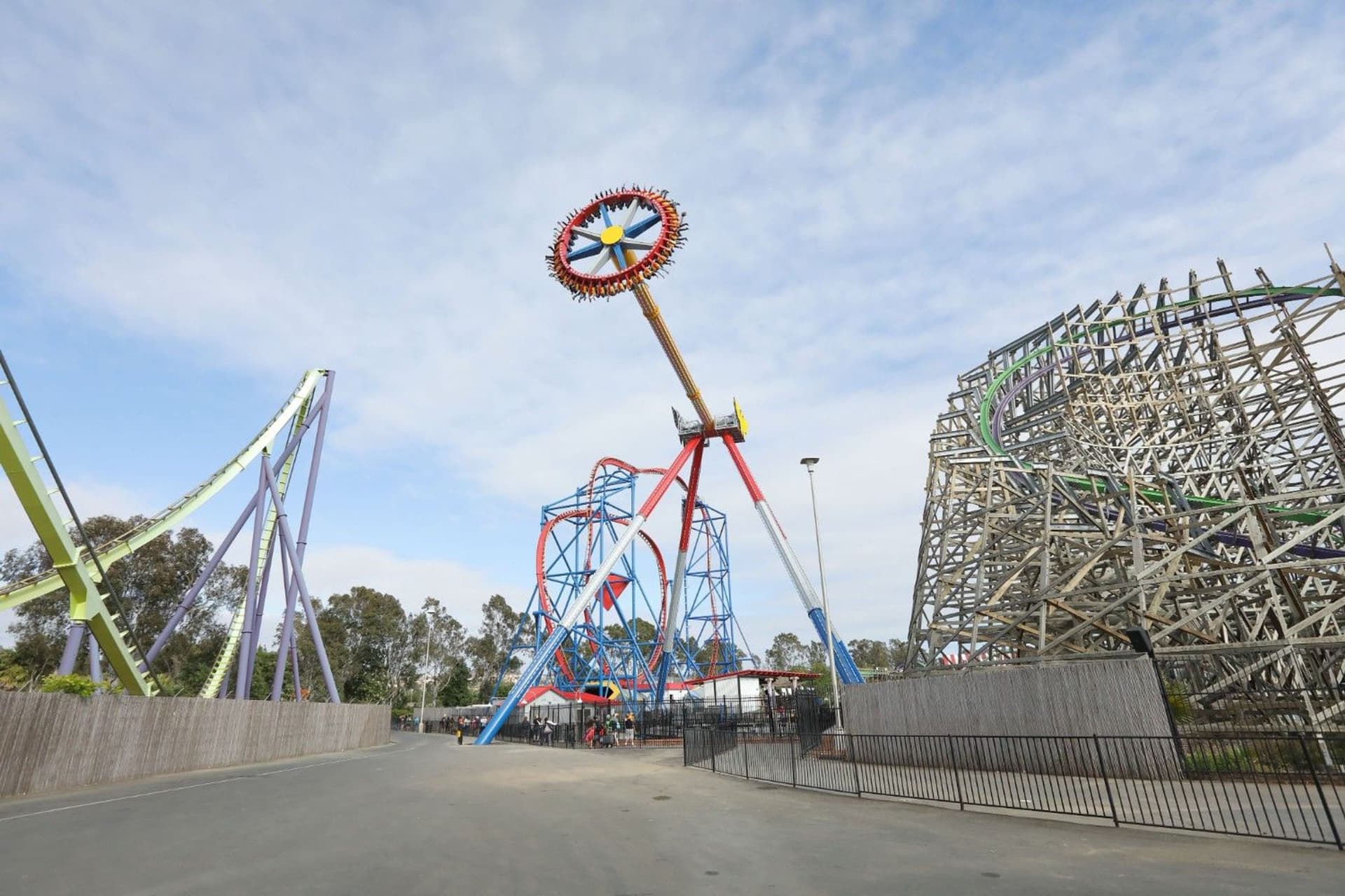 WONDER WOMAN Lasso of Truth pendulum ride at Six Flags Discovery Kingdom.