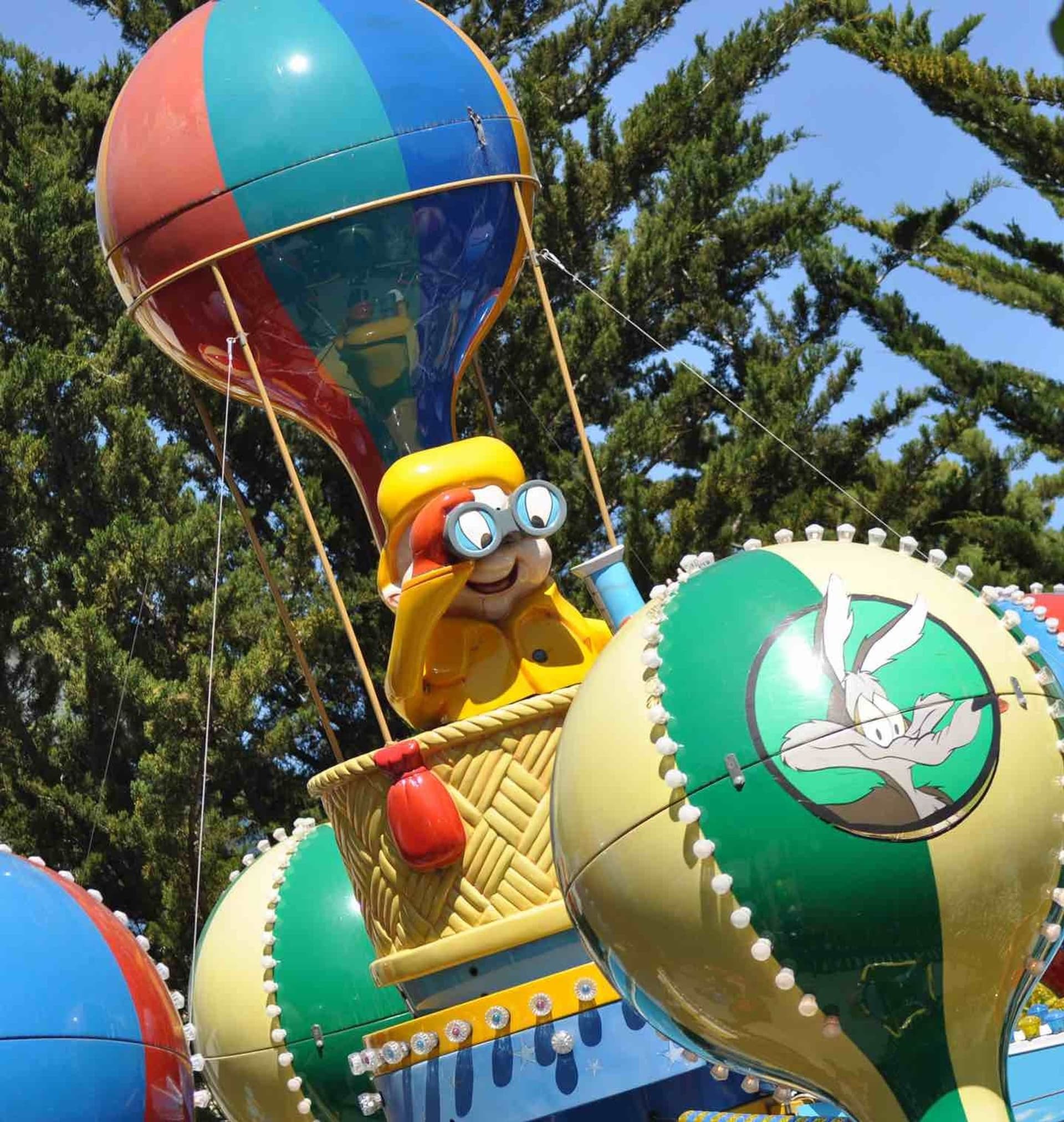 The entrance of the Elmer Fudd-themed hot air balloon kid ride at Six Flags Discovery Kingdom.