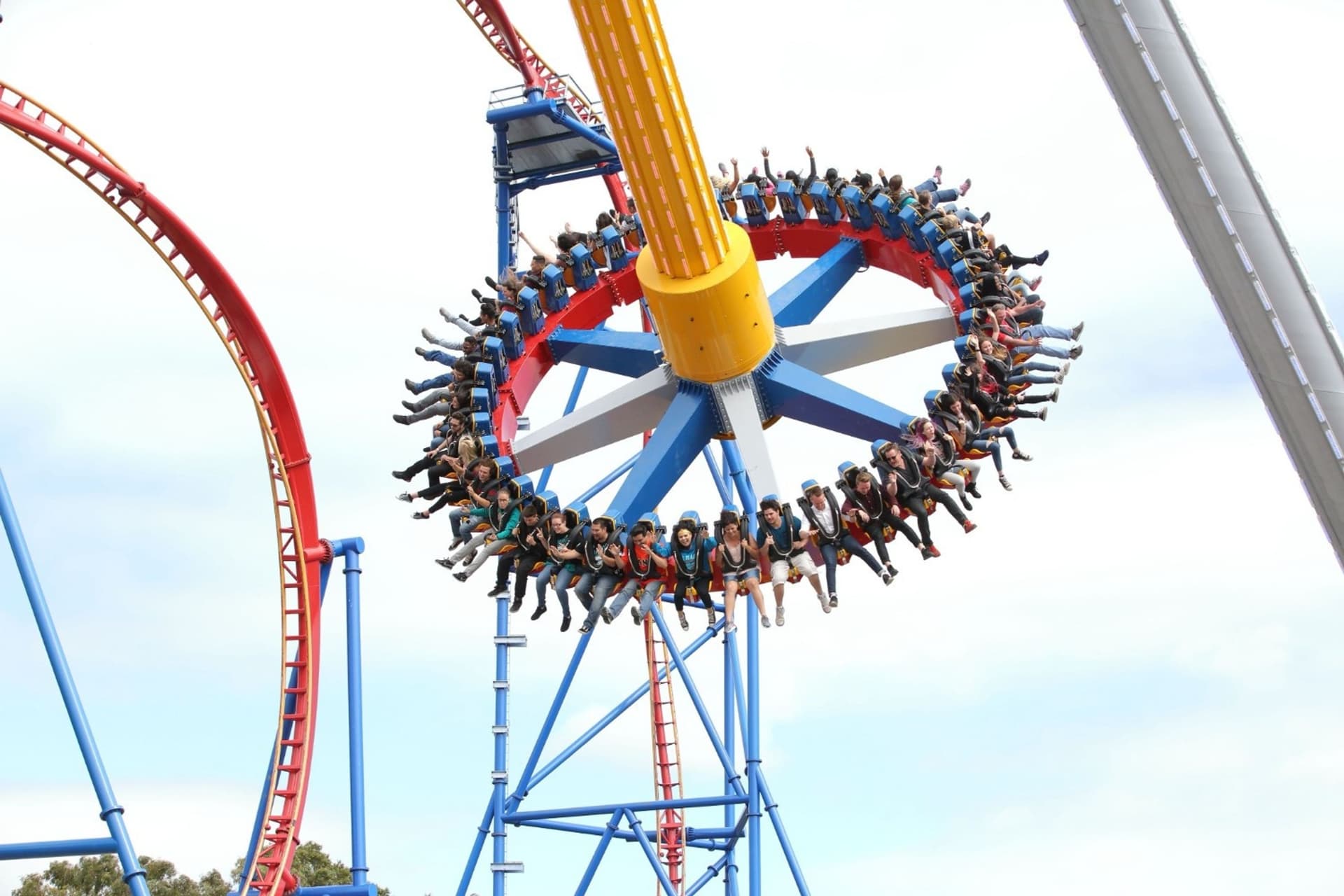 High-flying adventure on the WONDER WOMAN Lasso of Truth at Six Flags Discovery Kingdom.