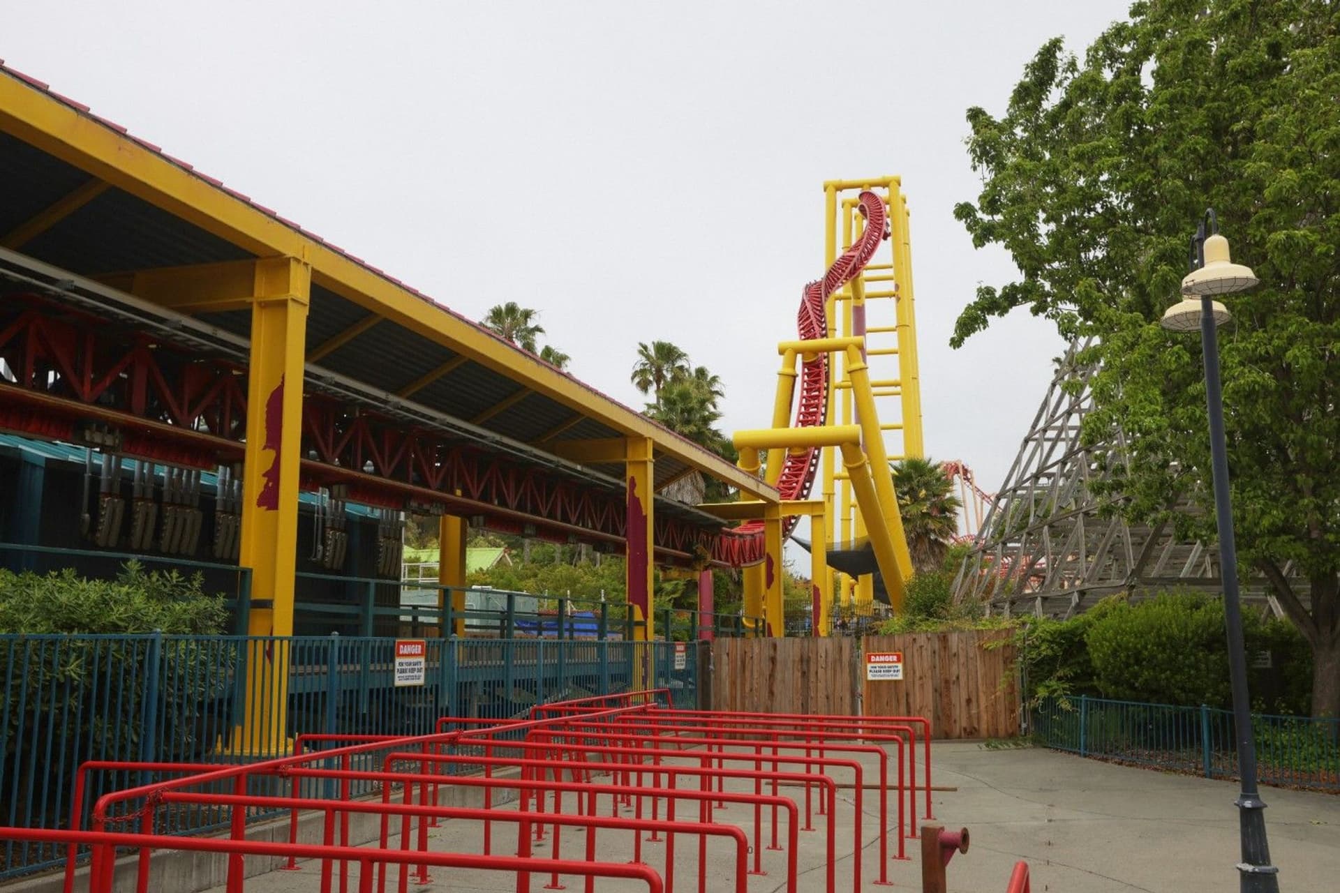 A shot looking at the first ascend THE FLASH Vertical Velocity from the perspective of guests waiting in line.