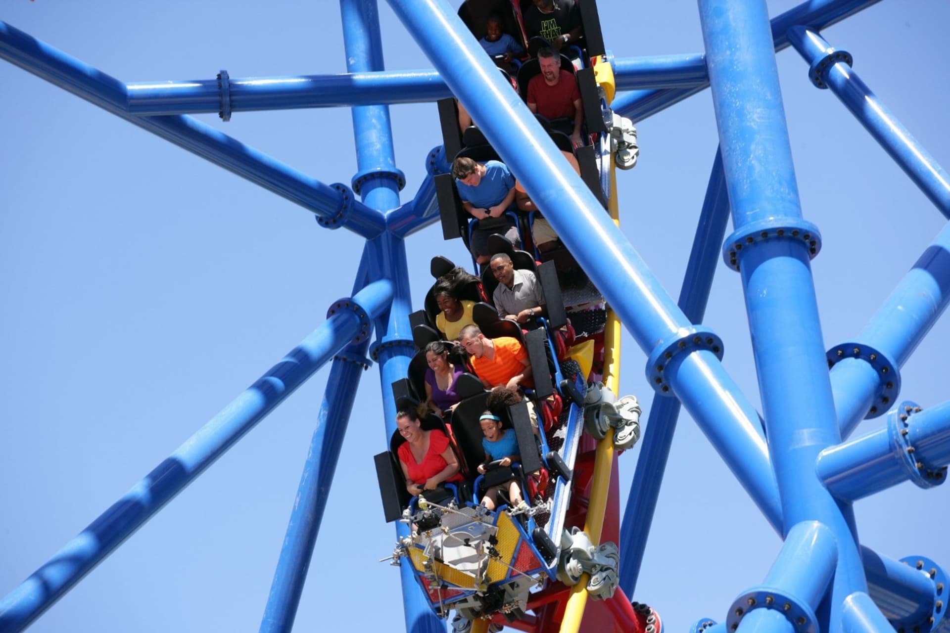 Guests experiencing a thrilling drop on SUPERMAN Ultimate Flight roller coaster at Six Flags Discovery Kingdom.